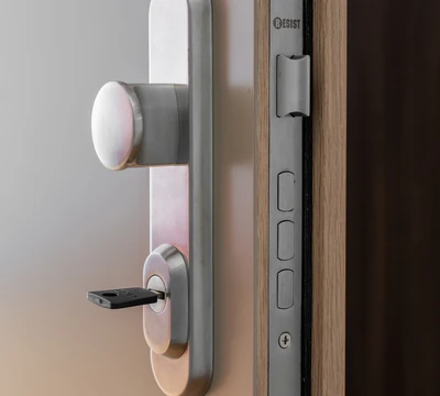 Dveře ADLO LISBEO D3 - detail kování a jisticích bodů