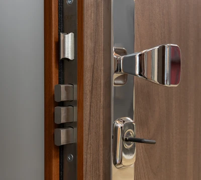 Dveře ADLO LISBEO D1 - detail kování a jistících bodů