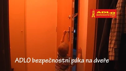 Bezpečnostní páka ADLO – elegantní náhrada řetízku na dveře