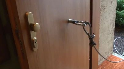 Netradiční test: Bezpečnostní dveře ADLO vs. dvě auta