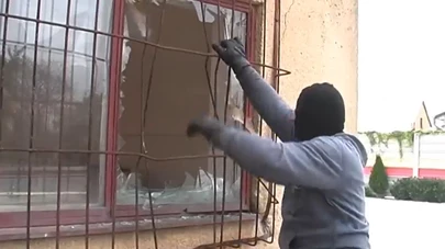 Jak snadno lze překonat běžnou okenní mříž