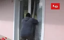 Jak snadno se rozbije nezabezpečené okno – varovné video