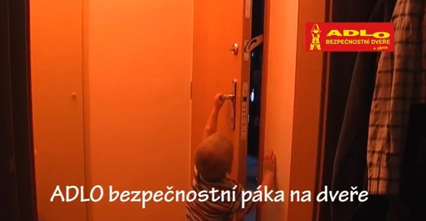 Bezpečnostní páka ADLO – elegantní náhrada řetízku na dveře