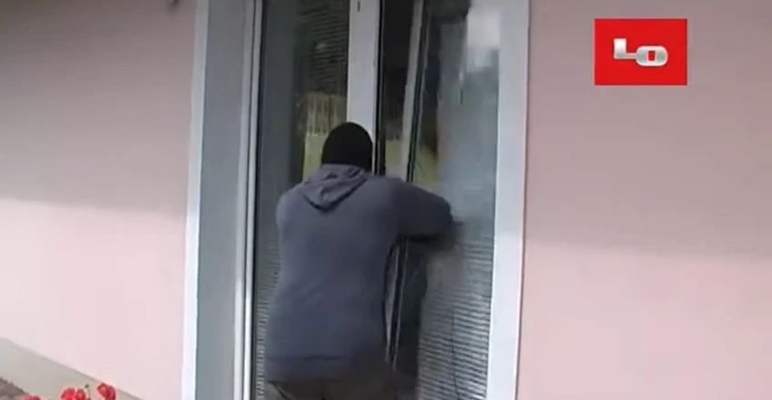 Jak snadno se rozbije nezabezpečené okno – varovné video